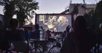 À Athènes, les cinémas en plein air respirent grâce au “romantisme” Une séance en plein air dans un cinéma à Athènes, le 15 juin 2020. Photo MILOS BICANSKI Getty Images via AFP