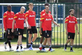 Foot - Transferts - Transferts : Gaëtan Robail (RC Lens) à Atromitos (D1 grec) Gaëtan Robail, deuxième en partant de la gauche, va définitivement quitter Lens. (B. Paquot/L'Équipe)