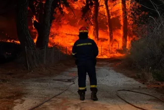 La Grèce, touchée par une vague de chaleur, combat des feux de forêts Au moins quatre habitations ont été détruites. © Manolis LAGOUTARIS / AFP