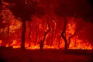 Incendies: les habitants d'un village grec évacués Incendies: les habitants d'un village grec évacués.