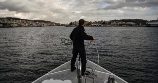Une cinquantaine de personnes portées disparues dans le naufrage d’un bateau de migrants en mer Egée Un navire des gardes-côtes grecs à Mytilène, mars 2019 (image d'illustration). — © ARIS MESSINIS / AFP