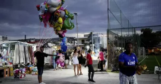 Après douze ans d’austérité, la Grèce sort enfin du viseur de l’UE Des vendeurs écoulaient leurs produits sur un marché d'Athènes, le 14 août dernier.