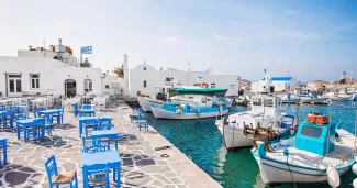 Paros, nos dix hôtels préférés sur l'île la plus attachante des Cyclades Le port carte postale de Naoussa, sur l'île de Paros. Laurent Fabre / Le Figaro Magazine