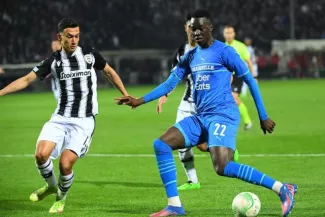 Foot - Transferts - Theocháris Tsingáras (PAOK Salonique) bientôt en prêt à Toulouse ? Theocháris Tsingáras (à gauche) et Pape Gueye lors du quart de finale retour de Ligue Europa Conférence opposant le PAOK Salonique et l'Olympique de Marseille (le 14 avril, 0-1). (A. Réau/L'Équipe)