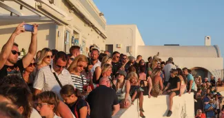 L’été grec, une identité en perdition Des touristes observant le coucher du soleil sur l'île de Santorin, le 30 août 2022. PHOTO LOUIZA VRADI / REUTERS