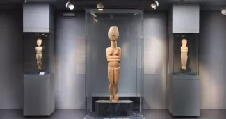 Le Met s'associe à la Grèce pour fonder à Naxos un centre de recherche sur la culture cycladique Le Met s'associe à la Grèce pour fonder à Naxos un centre de recherche sur la culture cycladique.