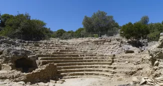 En Crète, un possible odéon antique découvert à Lissos En Crète, un possible odéon antique découvert à Lissos.