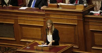 En Grèce, le parti d’Eva Kaili fait tout pour amortir un nouveau séisme politique Eva Kaili, vice-présidente du Parlement européen, ici dans hémicycle grec, le 4 novembre 2011. — © Imago