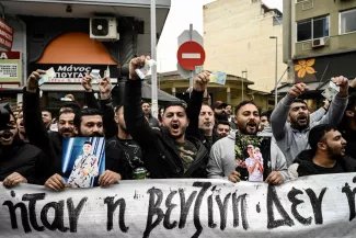 En Grèce, les Roms manifestent leur colère contre la police En Grèce, les Roms manifestent leur colère contre la police.