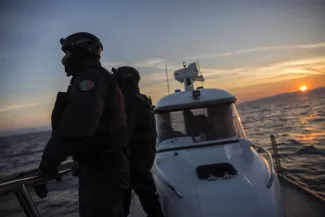 Grèce : un bébé de 2 mois retrouvé mort après le naufrage d’une embarcation de migrants Une patrouille de Frontex, l'agence de protection des frontières européennes, près de Lesbos, le 8 décembre 2015.