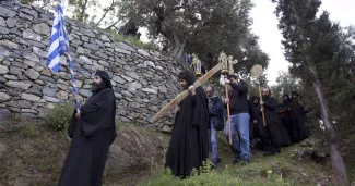 Athènes témoigne de son “soutien actif” au mont Athos, haut lieu de l’orthodoxie En avril 2019, une procession religieuse de moines orthodoxes sur le mont Athos. PHOTO MILOS BICANSKI/Getty Images via AFP