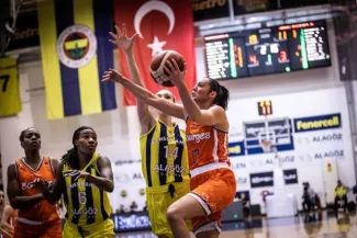 Euroligue : Bourges veut repartir du bon pied chez l'Olympiakos Sarah Michel et Bourges ont récupéré Endy Miyem (à gauche), de retour de blessure en décembre. (FIBA)