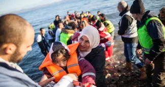 À Lesbos, un procès pour “criminaliser” l’aide aux réfugiés Un navire de migrants débarque à Lesbos en provenance de Turquie le 8 janvier 2016. BARTEK LANGER / NurPhoto via AFP