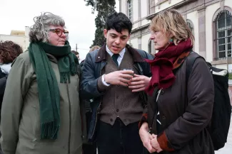 A Lesbos, le procès pour « espionnage » contre 24 humanitaires annulé A Lesbos, le procès pour « espionnage » contre 24 humanitaires annulé.