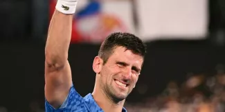 Open d’Australie : Novak Djokovic rejoint Stefanos Tsitsipas en finale En surclassant en trois sets l'Américain Tommy Paul vendredi, Novak Djokovic s'est qualifié pour la finale de l'Open d'Australie où il affrontera Stefanos Tsitsipas, dimanche. © WILLIAM WEST / AFP