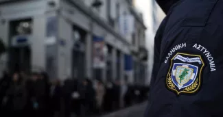 Entre la police et la mafia grecques, les liaisons dangereuses Officier de police à Athènes, en Grèce, le 16 janvier 2023. PHOTO NICK PALAIOLOGOS/GETTY IMAGES VIA AFP