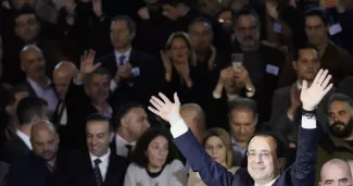 Nikos Christodoulides salue ses partisans après l'annonce des résultats à Nicosie, dimanche 12 février. — © Petros Karadjias / keystone-sda.ch


