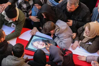 Séisme en Turquie : les Chypriotes turcs pleurent leurs morts Séisme en Turquie : les Chypriotes turcs pleurent leurs morts.
