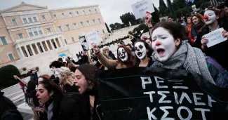 “Comme des chiens” : le secteur culturel grec se mobilise contre un décret présidentiel Manifestation contre un décret présidentiel visant à mieux réglementer l'embauche dans la fonction publique, le 15 février 2023 à Athènes. Photo NIKOLAS KOKOVLIS/NurPhoto via AFP