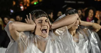 La Grèce enregistre la plus forte hausse du nombre de féminicides en Europe Lors d'une performance artistique menée par des femmes grecques dans le centre d'Athènes, le 25 novembre 2022, à l'occasion de la Journée internationale pour l'élimination de la violence à l'égard des femmes. PHOTO LOUISA GOULIAMAKI/AFP
