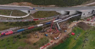 En Grèce, une collision frontale entre deux trains fait 36 morts et 85 blessés Le site de la collision entre deux trains près de Larissa, entre Athènes et Thessalonique, le 1 mars 2023. — © STRINGER / AFP