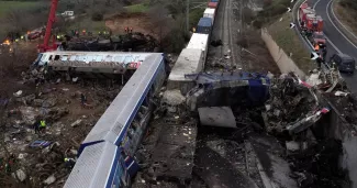 Grèce : 38 morts et des dizaines de blessés dans une collision entre deux trains, le ministre des Transports démissionne par «respect» Des équipes de secours interviennent sur le site d'un accident, où deux trains sont entrés en collision, près de la ville de Larissa, en Grèce, le 1er mars 2023.