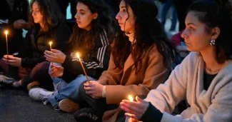 Erreur humaine ou défaillance de l’État ? Après l’accident de Larissa, la Grèce cherche des réponses Des étudiants rendent hommage aux victimes de l'accident ferroviaire de Larissa, devant le siège de la compagnie ferroviaire Hellenic Train, à Athènes, le 1ᵉʳmars 2023. PHOTO LOUISA GOULIAMAKI/AFP