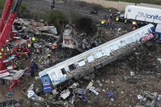 En Grèce, le bilan de l’accident de train s’alourdit à 57 morts, le chef de gare « avoue une erreur » En Grèce, le bilan de l’accident de train s’alourdit à 57 morts, le chef de gare « avoue une erreur ».