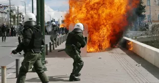 Des violences lors des manifestations en Grèce après l’accident ferroviaire Des violences lors des manifestations à Athènes le 5 mars 2023. — © IMAGO/Aristidis Vafeiadakis / IMAGO/ZUMA Wire