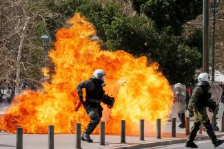 Catastrophe ferroviaire en Grèce: violents heurts entre policiers et manifestants à Athènes (photos).