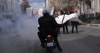 Catastrophe ferroviaire en Grèce : violents heurts entre manifestants et policiers devant le parlement Un agent de la police anti-émeute grecque face aux manifestants protestant contre la catastrophe ferroviaire, à Athènes le 5 mars 2023.