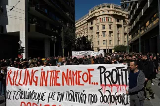Catastrophe ferroviaire en Grèce: Des cocktails Molotov et des gaz lacrymogènes dans la capitale Catastrophe ferroviaire en Grèce: Des cocktails Molotov et des gaz lacrymogènes dans la capitale.