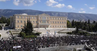 Après la catastrophe ferroviaire de Larissa, la contestation s’étend en Grèce Des manifestants devant le parlement grec, le 8 mars 2023 à Athènes. — © Petros Giannakouris / AP Photo / KEYSTONE