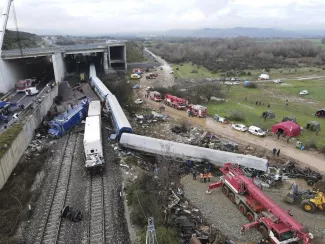 Catastrophe ferroviaire en Grèce: Des poursuites contre 3 autres employés des chemins de fer Catastrophe ferroviaire en Grèce: Des poursuites contre 3 autres employés des chemins de fer.