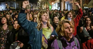 Catastrophe ferroviaire en Grèce : la colère monte contre l’état des services publics Le 8 mars, à Athènes, des milliers de manifestants ont crié leur colère après l'accident de train qui a fait 57 morts dans le centre de la Grèce.