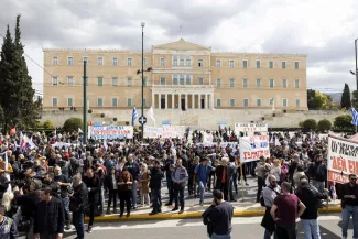En Grèce, des milliers de personnes manifestent pour accentuer la pression sur les autorités après la catastrophe ferroviaire de Tempé En Grèce, des milliers de personnes manifestent pour accentuer la pression sur les autorités après la catastrophe ferroviaire de Tempé.