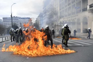Catastrophe ferroviaire en Grèce : violents heurts entre la police et des manifestants à Athènes Catastrophe ferroviaire en Grèce : violents heurts entre la police et des manifestants à Athènes.