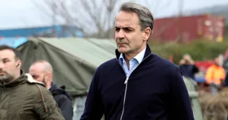 Catastrophe ferroviaire: face à la fronde, la Grèce convoque des élections en mai Le premier ministre Kyriakos Mitsotakis visite le lieu de l'accident, le 1er mars 2023. — © ALEXANDROS AVRAMIDIS / REUTERS