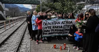 En Grèce, la catastrophe ferroviaire a bouleversé les plans du gouvernement Rassemblement en mémoire des victimes de la catastrophe du 28 février à Tempi, dans la ville voisine de Rapsani, le 5 mars. Sur la banderole : « Ce n'était pas un accident ou une erreur d'horaire, c'était l'argent mis au-dessus de la vie humaine. » SAKIS MITROLIDIS / AFP