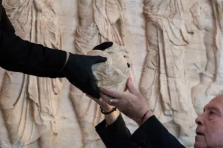Antiquité: Le Vatican rend à la Grèce des fragments du Parthénon Antiquité: Le Vatican rend à la Grèce des fragments du Parthénon.
