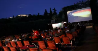 Athènes est-elle devenue “accueillante uniquement pour les touristes” ? Une séance de cinéma en plein air à Athènes, le 21 mai 2021. photo Louiza Vradi/REUTERS