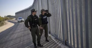 La Grèce prolonge le mur à la frontière turque pour bloquer les migrants La Grèce prolonge le mur à la frontière turque pour bloquer les migrants.