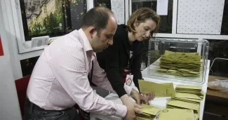Les Grecs scrutent les élections de leur voisin turc Les Grecs scrutent les élections de leur voisin turc.