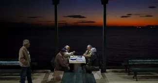 La Grèce pourrait perdre 30 % de sa population d’ici à 2060 Partie d'échecs à Alimos, près d'Athènes, en novembre 2021. photo ANGELOS TZORTZINIS/AFP