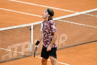 Quand Stefanos Tsitsipas finit à 1h43 en huitièmes de finale à Rome... Stefanos Tsitsipas a bien fait de s'éviter une troisième manche nocturne, face à Lorenzo Musetti. (C. Emiliano/IPP/Presse Sports)