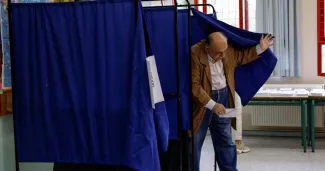 Grèce : cinq personnes arrêtées pour tentative de fraude massive aux élections législatives Grèce : cinq personnes arrêtées pour tentative de fraude massive aux élections législatives.