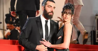 Dua Lipa et le cinéaste français Romain Gavras officialisent leur idylle à Cannes, les doigts entrelacés sur le tapis rouge.