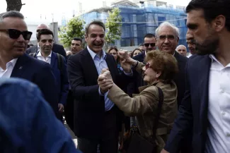 Élections en Grèce: La droite du premier ministre Kyriakos Mitsotakis largement victorieuse Élections en Grèce: La droite du premier ministre Kyriakos Mitsotakis largement victorieuse.