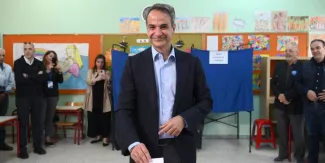 Grèce : la droite de Kyriakos Mitsotakis arrive en tête des élections législatives Le parti du Premier ministre grec Kyriakos Mitsotakis est arrivé en tête des élections législatives selon un premier sondage à la sortie des urnes. © ANGELOS TZORTZINIS / AFP