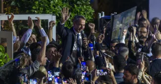 Grèce et Turquie, trajectoire miroir Le premier ministre grec Kyriakos Mitsotakis à Athènes, après la victoire de son parti aux élections législatives grecques, le 21 mai 2023. — © IMAGO/Marios Lolos / IMAGO/Xinhua